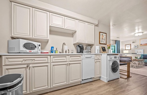 St. Charles Apartamento | Private Basement Retreat w/ HOT TUB by StayLage