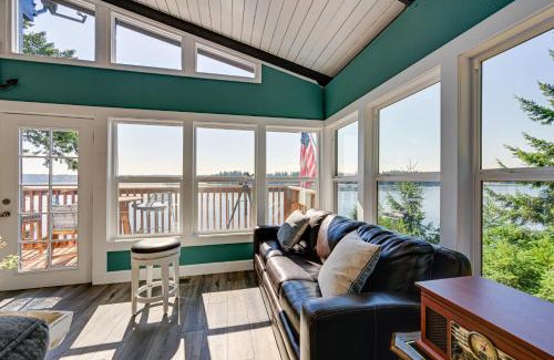 Olympia Casa | Private Beach at Waterfront Harstine Island Escape