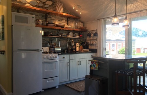 Barnstable Casa | Private Beach - Beachside Cottage on Barnstable Harbor