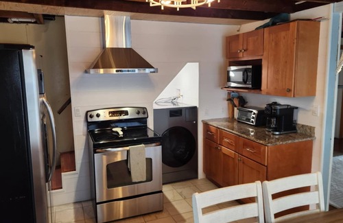 Old Lyme Casa | Private Beach - Charming 3-bedroom cottage in peaceful Old Lyme with WiFi, AC