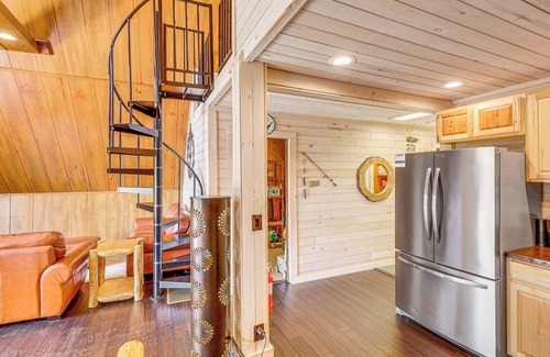 Milledgeville Cabina | Lakefront Sparta Cabin w/ Private Beach & Dock!