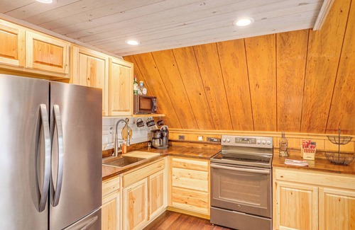 Milledgeville Cabina | Lakefront Sparta Cabin w/ Private Beach & Dock!