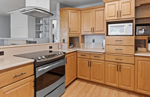 Poulsbo Casa | Private Beach in Little Norway, Hot Tub, 4000 sqft nad more!