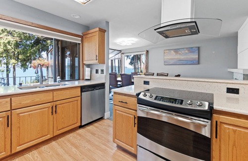 Poulsbo Casa | Private Beach in Little Norway, Hot Tub, 4000 sqft nad more!
