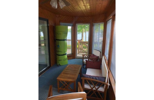 Nekoosa Casa | Private beach/Lakefront Getaway on Lake Camelot