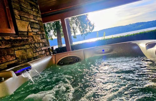 Bremerton Casa | Private Beach Retreat + Hot tub + Kayak + Mt Rainier View