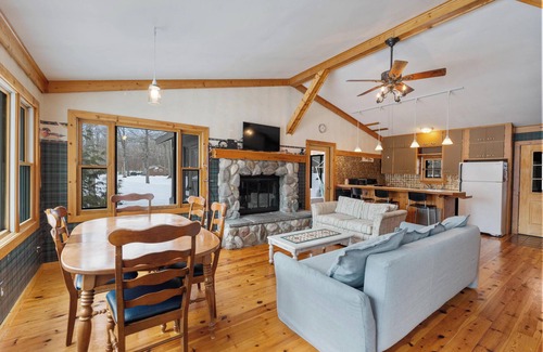 Carp Lake Cabaña | Private beachfront cottage, WiFi and AC on Lake Paradise, minutes from Mackinaw
