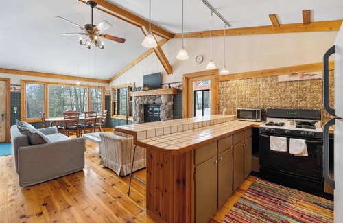 Carp Lake Cabaña | Private beachfront cottage, WiFi and AC on Lake Paradise, minutes from Mackinaw