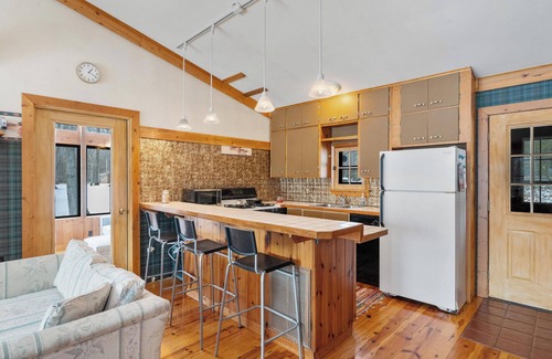 Carp Lake Cabaña | Private beachfront cottage, WiFi and AC on Lake Paradise, minutes from Mackinaw