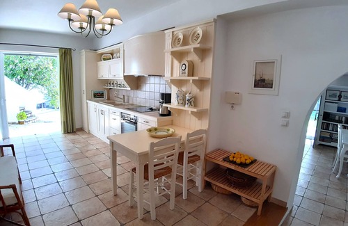 Skaloma Villa | Orientado a la familia villa frente al mar en un entorno tradicional de la aldea