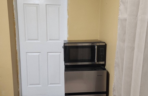 East Colfax Casa | Private bedroom and bathroom in Denver. Private entrance and wifi