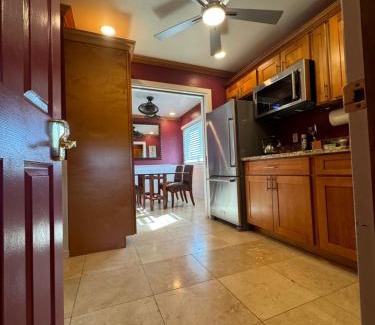 Diamond Head - Kapahulu - St. Louis Casa | Private Bedroom in Shared Guesthouse Waikiki Beach Area