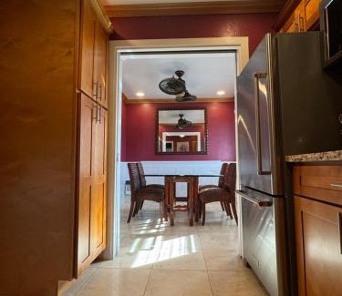 Diamond Head - Kapahulu - St. Louis Casa | Private Bedroom in Shared Guesthouse Waikiki Beach Area