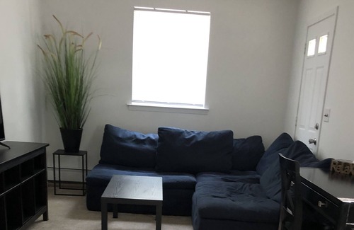 Dix Hills Apartamento | Private bedroom & living rm/kitchenette w/ desk and use of pool