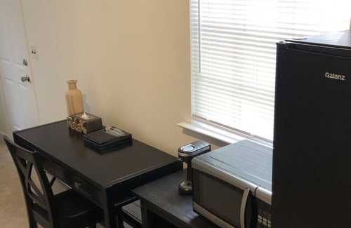 Dix Hills Apartamento | Private bedroom & living rm/kitchenette w/ desk and use of pool
