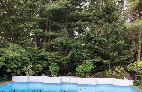 Dix Hills Apartamento | Private bedroom & living rm/kitchenette w/ desk and use of pool