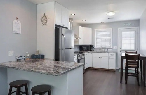 Seaside Heights Cabaña | Private bkyd w/tiki Bar, Linens + towels included, Walk to beach. 4 beach badges