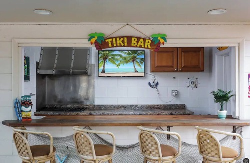 Seaside Heights Cabaña | Private bkyd w/tiki Bar, Linens + towels included, Walk to beach. 4 beach badges