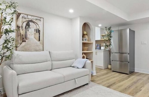 Hamilton Apartamento | Private Brand New Basement with Side Entrance