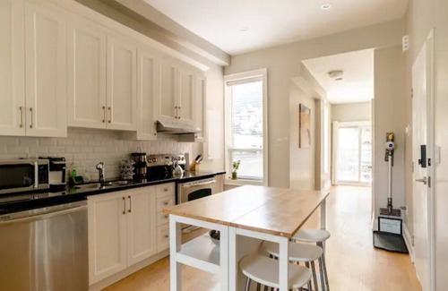 King West Village Casa | Private: Bright & Cozy w Patio and 12ft Ceilings