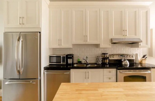 King West Village Casa | Private: Bright & Cozy w Patio and 12ft Ceilings