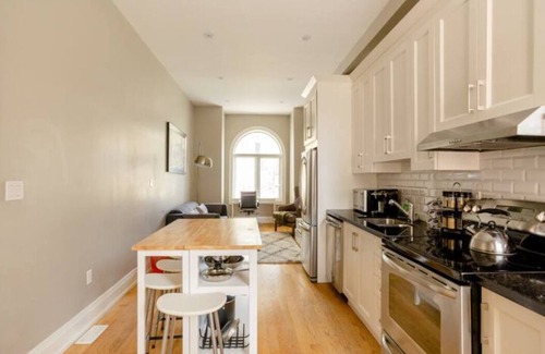 King West Village Casa | Private: Bright & Cozy w Patio and 12ft Ceilings