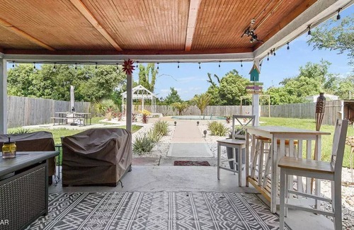 Pretty Bayou Casa | Private Bungalow with pool across the street from bay! 5 min drive to the beach.