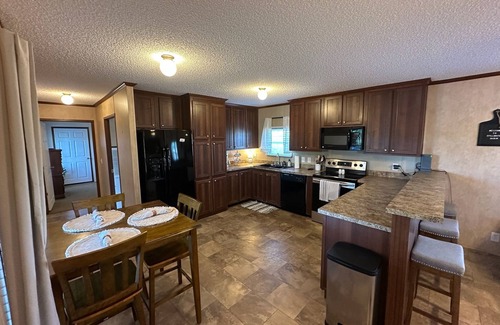 Clopton Cabina | Private Cabin, 3 Bed Rooms, 2 Bath, nestled in the woods on a spring fed pond!!!