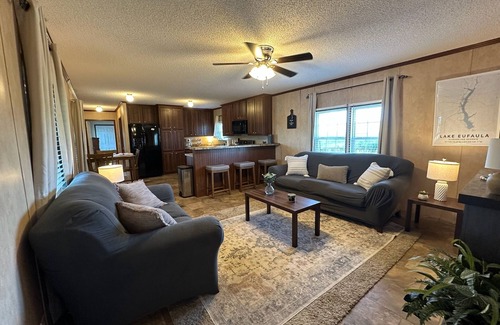 Clopton Cabina | Private Cabin, 3 Bed Rooms, 2 Bath, nestled in the woods on a spring fed pond!!!