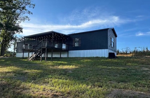 Clopton Cabina | Private Cabin, 3 Bed Rooms, 2 Bath, nestled in the woods on a spring fed pond!!!