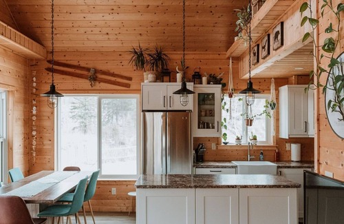 Division No. 11 Cabina | Private Cabin by the Creek- Hot tub