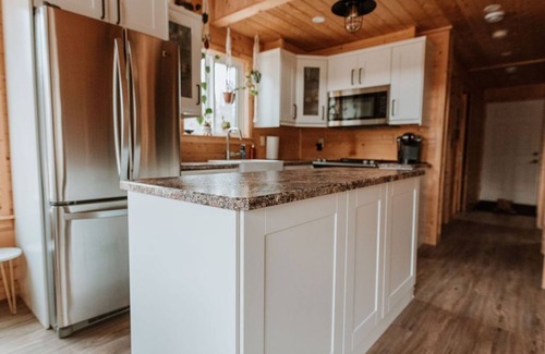 Division No. 11 Cabina | Private Cabin by the Creek- Hot tub