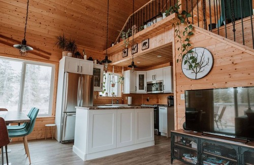 Division No. 11 Cabina | Private Cabin by the Creek- Hot tub
