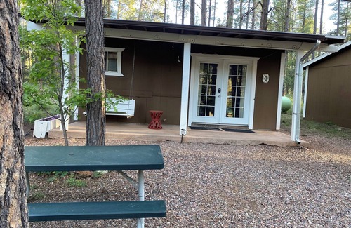 Payson Cabina | Cabin 4 – Bear Claw Cabin - Indoor Jacuzzi, Fireplace, Kitchenette, Porch Swing