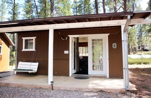 Payson Cabina | Cabin 4 – Bear Claw Cabin - Indoor Jacuzzi, Fireplace, Kitchenette, Porch Swing