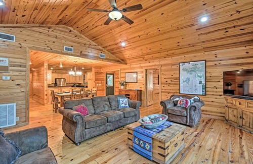 Golden Cabina | Private Cabin on 25acres w/ Huge Grilling Pavilion