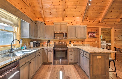 Mineral Bluff Cabina | Private Cabin w/ Furnished Porch on < 3 Acres!