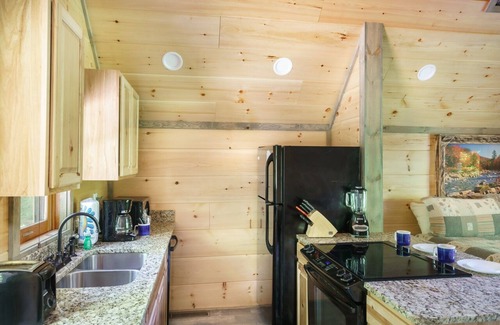 Pittman Center Cabina | Private Cabin w/ Modern Amenities, Cozy Couple Getaway