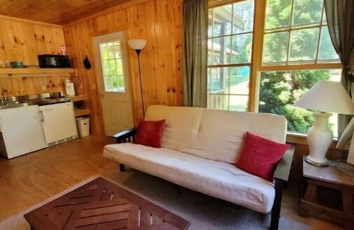 Wolfeboro Cabina | Private Cabin with access to Rust Pond Ferris