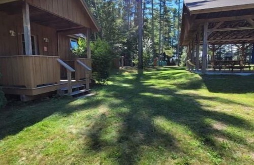 Wolfeboro Cabina | Private Cabin with access to Rust Pond Ferris