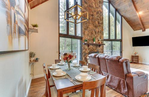 Lakehead Casa | Private Cabin with Forest Views and Grill in Lakehead!