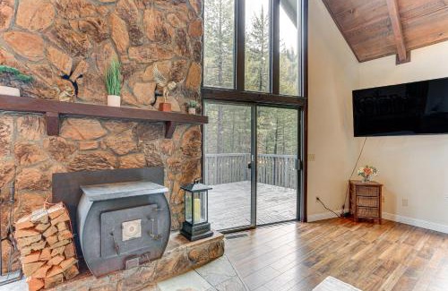Lakehead Casa | Private Cabin with Forest Views and Grill in Lakehead!