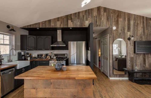 Roscoe Casa | Private Cabin with Guesthouse, Hot Tub, Fire Pits