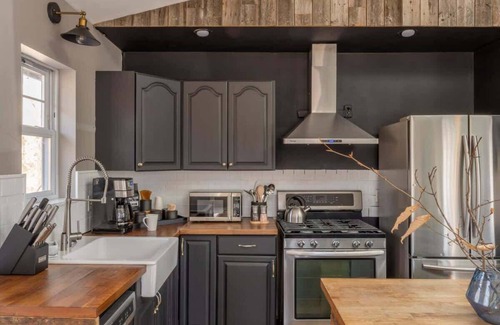 Roscoe Casa | Private Cabin with Guesthouse, Hot Tub, Fire Pits