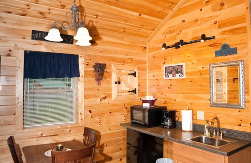 Flintstone Chalet De Esquí | Private cabin with two double beds (sleep 4)