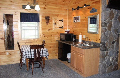 Flintstone Chalet De Esquí | Private cabin with two double beds (sleep 4)