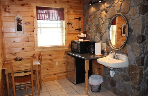 Flintstone Chalet De Esquí | Private cabin with two full beds. ADA accessible.
