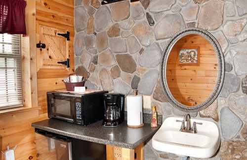 Flintstone Chalet De Esquí | Private cabin with two full beds. ADA accessible.
