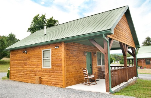 Flintstone Chalet De Esquí | Private cabin with two full beds. ADA accessible.