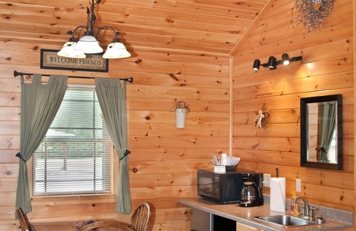 Flintstone Chalet De Esquí | Private cabin with two double beds (sleeps 4)